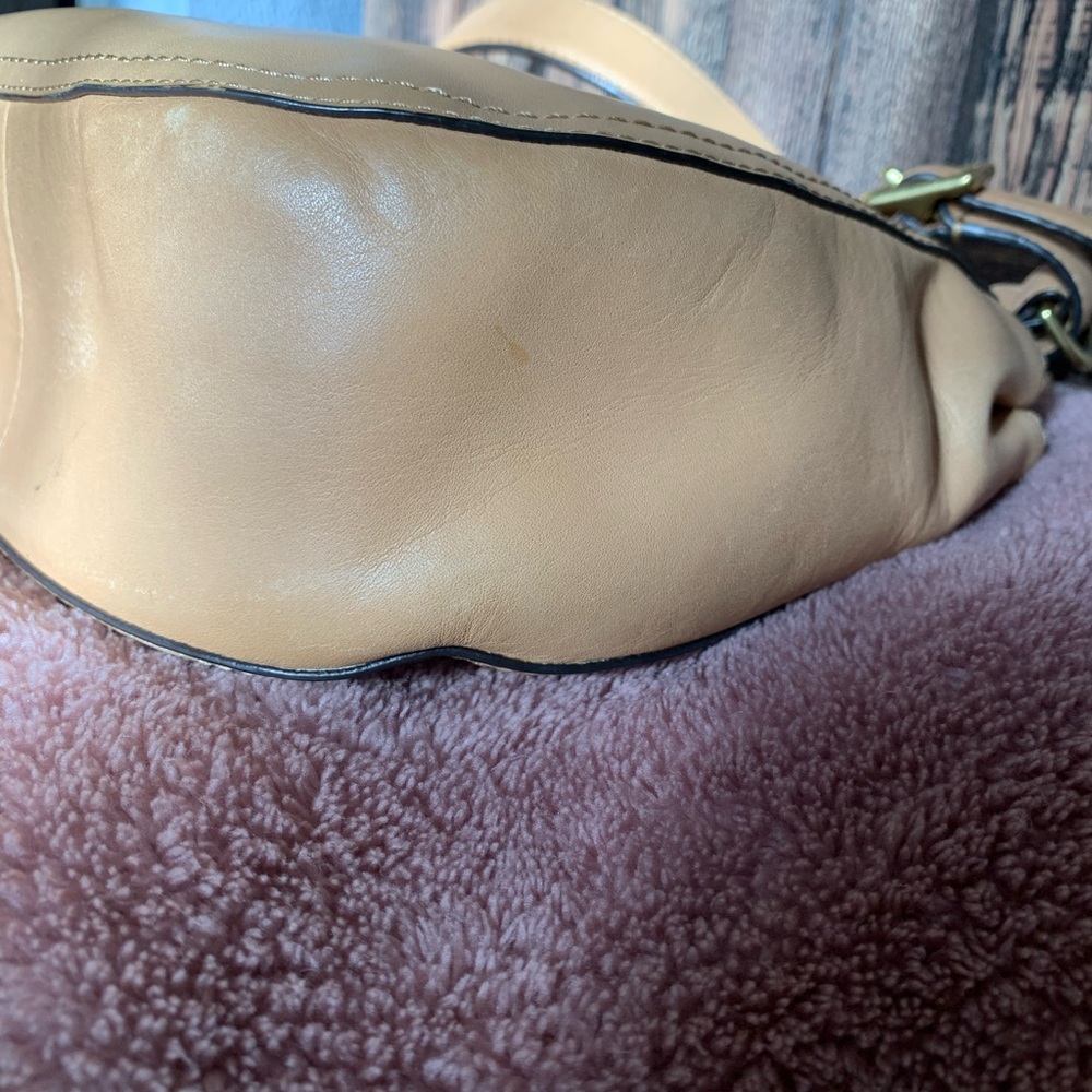 Coach Willis  Light Tan Leather Shoulder Bag with Gold Hardware - Picture 3 of 11